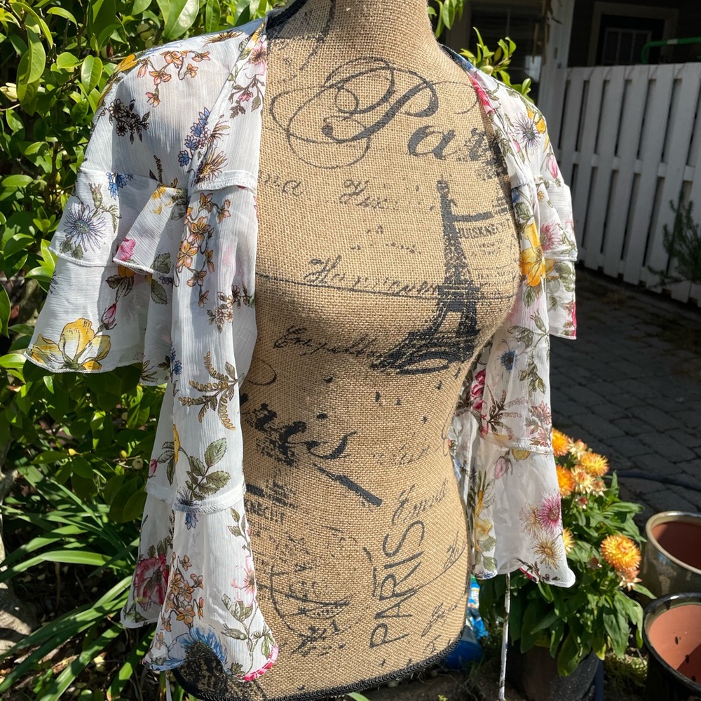 Spring wrap flutter blouse - Picture 6 of 6